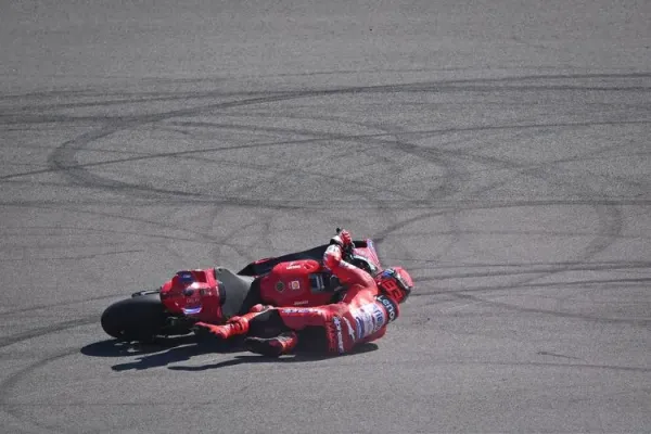 Pebalap Ducati Lenovo Marc Marquez terjatuh dalam sesi practice MotoGP Indonesia 2025 di tikungan 11 Sirkuit Internasional Pertamina Mandalika, Lombok Tengah, Nusa Tenggara Barat, Jumat (3/10/2025). Pembalap Aprilia, Marco Bezzecchi, menjadi yang tercepat dalam sesi tersebut dengan catatan waktu tercepat satu menit 29,240 detik, sementara pembalap BK8 Gresini Racing MotoGP Fermin Aldeguer berada di peringkat dua dengan cacatan waktu 0,408 detik lebih lambat dari Bezzecchi. ANTARAFOTO/Aditya Pradana Putra/YU


