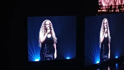 Penyanyi Mariah Carey tampil dalam balutan dress hitam saat tampil di konser The Celebration of Mimi di Sentul International Convention Center (SICC), Sabtu (4/10/2025).
