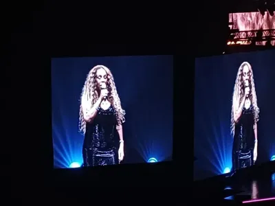 Penyanyi Mariah Carey tampil dalam balutan dress hitam saat tampil di konser The Celebration of Mimi di Sentul International Convention Center (SICC), Sabtu (4/10/2025).