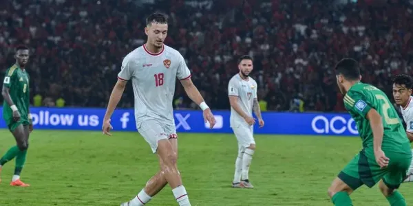 Aksi gelandang Timnas Indonesia Ivar Jenner saat tampil menghadapi Timnas Arab Saudi dalam pertandingan Kualifikasi Piala Dunia 2026 Zona Asia antara Indonesia vs Arab Saudi pada Selasa (19/11/2024) di Stadion Gelora Bung Karno Jakarta. 