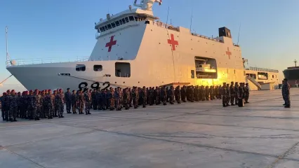 Kapal bantu rumah sakit (KBRS) milik TNI AL, KRI Radjiman Wedyodiningrat-992, dalam rute kembali ke Indonesia setelah rampung melaksanakan debarkasi atau menurunkan bantuan kemanusiaan untuk korban konflik di Jalur Gaza, Palestina. KRI Radjiman bertolak menuju Tanah Air dari Dermaga El Arish, Mesir, pada Sabtu (17/2/2024) waktu setempat.