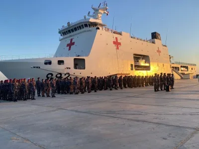 Kapal bantu rumah sakit (KBRS) milik TNI AL, KRI Radjiman Wedyodiningrat-992, dalam rute kembali ke Indonesia setelah rampung melaksanakan debarkasi atau menurunkan bantuan kemanusiaan untuk korban konflik di Jalur Gaza, Palestina. KRI Radjiman bertolak menuju Tanah Air dari Dermaga El Arish, Mesir, pada Sabtu (17/2/2024) waktu setempat.