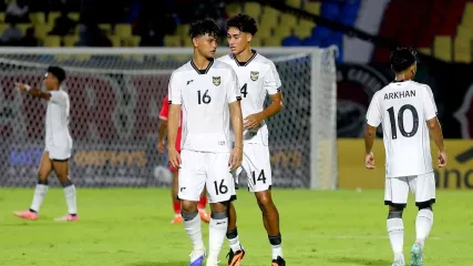 Pemain Timnas U23 Indonesia Hokky Caraka dan Rafael Struick berdiskusi saat laga grup J Kualifikasi Piala Asia U23 2026 melawan Laos yang berakhir dengan skor 0-0 di Stadion Gelora Delta Sidoarjo, Jawa Timur, Rabu (3/9/2025) malam.
