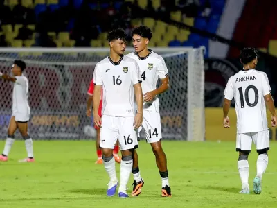Pemain Timnas U23 Indonesia Hokky Caraka dan Rafael Struick berdiskusi saat laga grup J Kualifikasi Piala Asia U23 2026 melawan Laos yang berakhir dengan skor 0-0 di Stadion Gelora Delta Sidoarjo, Jawa Timur, Rabu (3/9/2025) malam.