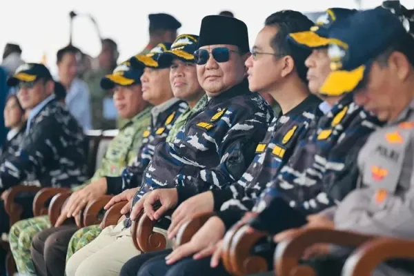 Presiden Prabowo Subianto (menengok) dan Wakil Presiden Gibran Rakabuming Raka serta sejumlah menteri menyaksikan parade kapal perang (sailing pass) dari Kapal Markas KRI dr. Radjiman Wedyodiningrat-992 di Teluk Jakarta, Kamis (2/10/2025). 