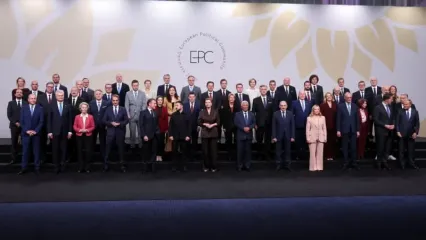 European leaders pose for a family photo at the 7th European Political Community (EPC) Summit at the Bella Center in Copenhagen. Suzanne Plunkett/PA Wire/dpa