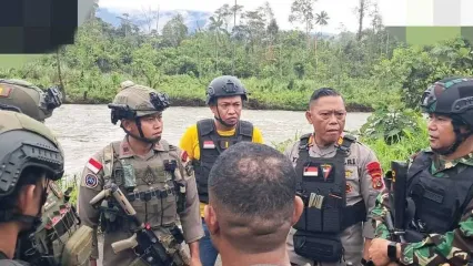 Satgas Damai Cartenz bersama Polres Yahukimo, saat berkoordinasi guna mengevakuasi empat pendulang emas yang selamat dari penyerangan KKB di Kabupaten Yahukimo, Papua Pegunungan, Sabtu (27/9/2025).