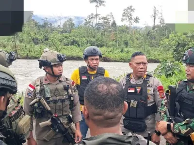 Satgas Damai Cartenz bersama Polres Yahukimo, saat berkoordinasi guna mengevakuasi empat pendulang emas yang selamat dari penyerangan KKB di Kabupaten Yahukimo, Papua Pegunungan, Sabtu (27/9/2025).