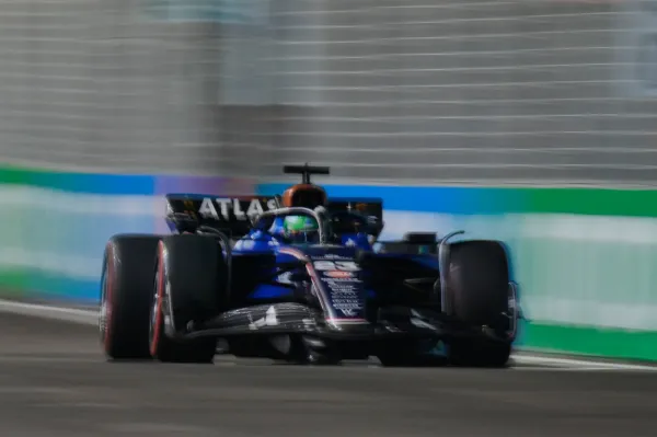Williams driver Alexander Albon of Thailand in action during the qualifying for the Singapore Formula One Grand Prix at the Marina Bay Street Circuit in Singapore, Saturday, Oct. 4, 2025. (AP Photo/Vincent Thian) (ASSOCIATED PRESS)