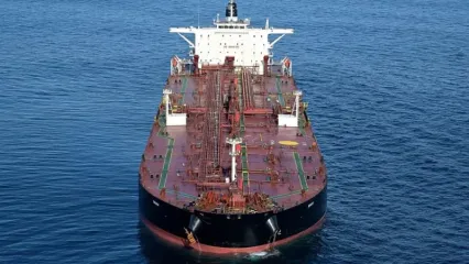 An aerial view at the western French port of Saint-Nazaire shows the tanker of Russia&#39;s so-called &quot;shadow fleet&quot; suspected of being involved in drone flights over Denmark, cruising off the Danish coast between September 22 and 25. Damien Meyer/AFP/dpa