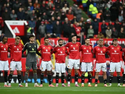 Players observe a minute&#39;s silence for the victims of the Manchester synagogue attack ahead of the English Premier League football match between Manchester United and Sunderland at Old Trafford