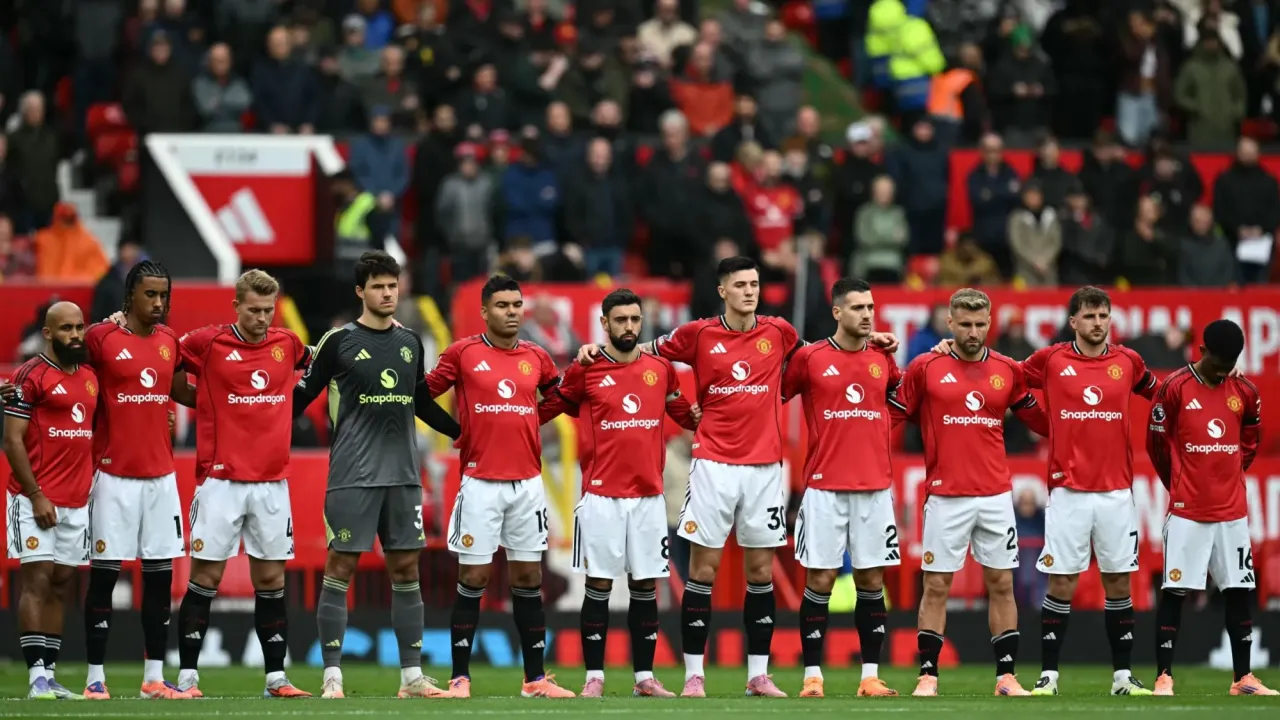 Players observe a minute&#39;s silence for the victims of the Manchester synagogue attack ahead of the English Premier League football match between Manchester United and Sunderland at Old Trafford