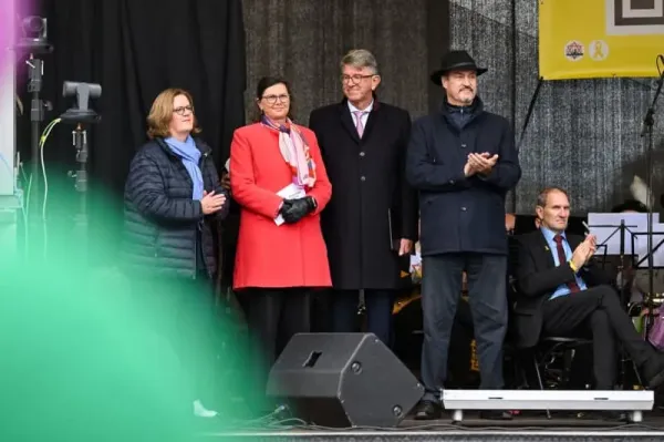 (L-R) Prominent supporters, including Kerstin Griese, Parliamentary State Secretary for Labor and Social Affairs, Ilse Aigner, President of the Bavarian State Parliament, Wolfram Weimer, Minister of State for Culture and Media, and Bavarian Prime Minister Markus Soeder, stand together at the "Roof against Hate" rally against anti-Semitism at Koenigsplatz. Tobias Hase/dpa