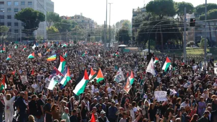 People take part in a national demonstration called by movements associations and unions for Palestine and the Global Sumud Flotilla. Cecilia Fabiano/LaPresse via ZUMA Press/dpa