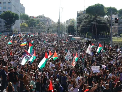 People take part in a national demonstration called by movements associations and unions for Palestine and the Global Sumud Flotilla. Cecilia Fabiano/LaPresse via ZUMA Press/dpa