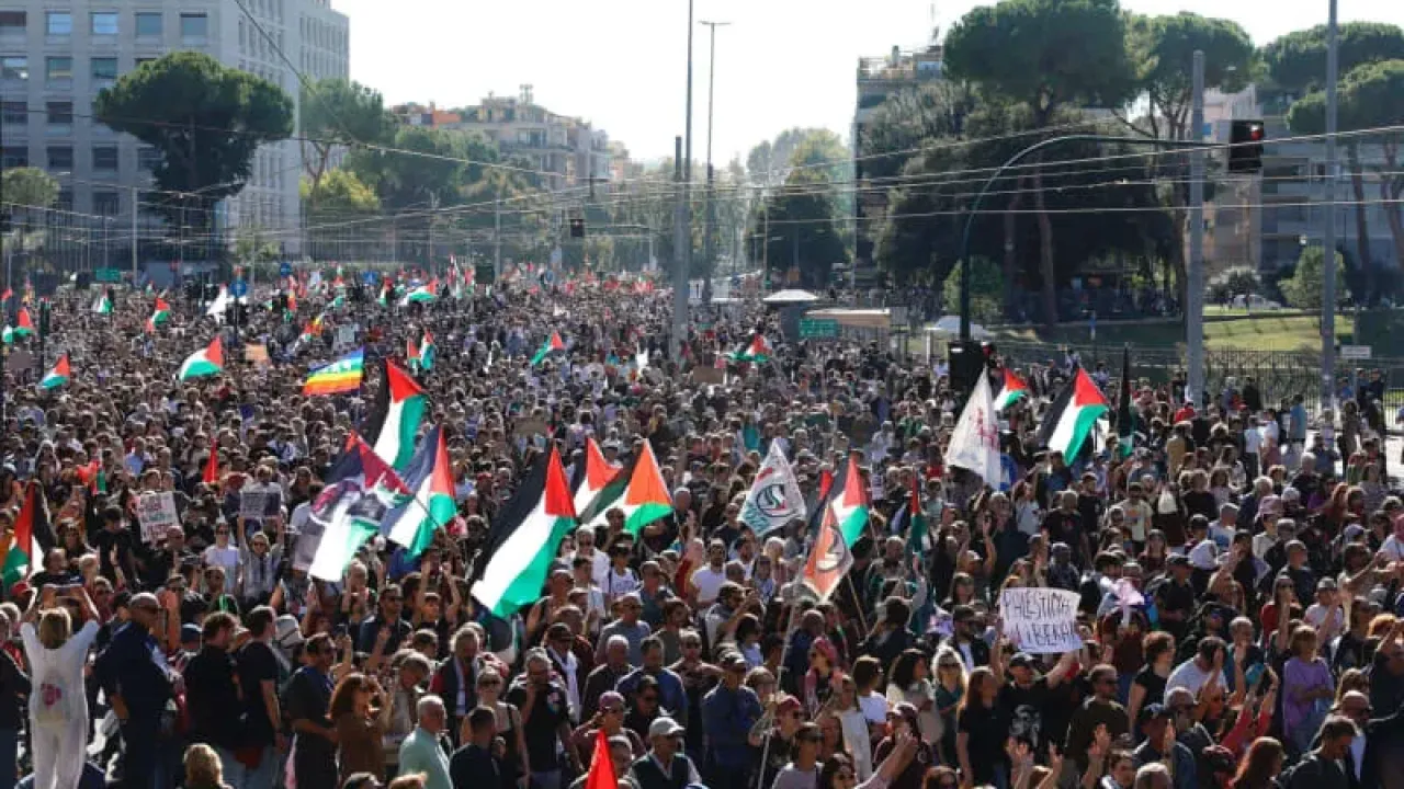 People take part in a national demonstration called by movements associations and unions for Palestine and the Global Sumud Flotilla. Cecilia Fabiano/LaPresse via ZUMA Press/dpa