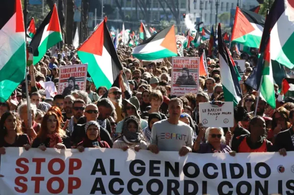 People take part in a national demonstration called by movements associations and unions for Palestine and the Global Sumud Flotilla. Cecilia Fabiano/LaPresse via ZUMA Press/dpa