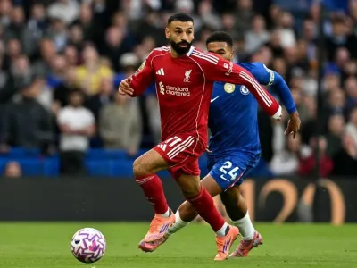 Mohamed Salah berlari dengan bola dalam pertandingan sepak bola Liga Inggris antara Chelsea vs Liverpool di Stamford Bridge di London pada 4 Oktober 2025. (Foto oleh Glyn KIRK / AFP)