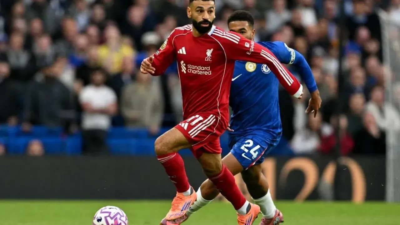 Mohamed Salah berlari dengan bola dalam pertandingan sepak bola Liga Inggris antara Chelsea vs Liverpool di Stamford Bridge di London pada 4 Oktober 2025. (Foto oleh Glyn KIRK / AFP)