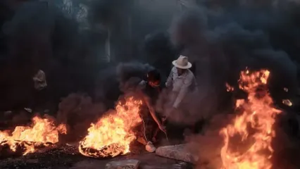 Protesters burning tires and placing large concrete blocks in the streets during a protest organized by the Gen Z movement to denounce water and power shortages and government mismanagement. Iako Randrianarivelo/ZUMA Press Wire/dpa