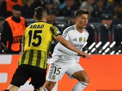 Ofri Arad (kiri) membayangi Arda Guler (kanan) dalam pertandingan sepak bola Liga Champions Real Madrid vs Kairat Almaty di Stadion Almaty Ortalyk di Almaty pada 30 September 2025. (Foto oleh Vyacheslav OSELEDKO / AFP)