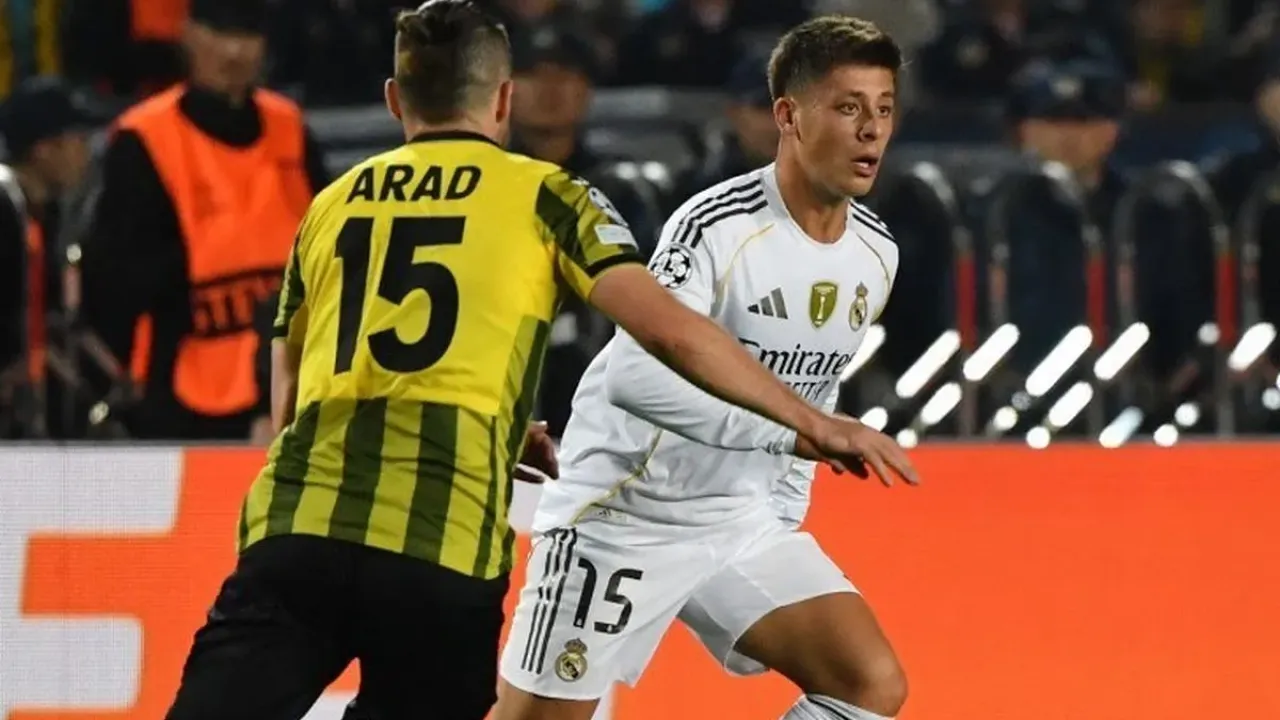 Ofri Arad (kiri) membayangi Arda Guler (kanan) dalam pertandingan sepak bola Liga Champions Real Madrid vs Kairat Almaty di Stadion Almaty Ortalyk di Almaty pada 30 September 2025. (Foto oleh Vyacheslav OSELEDKO / AFP)