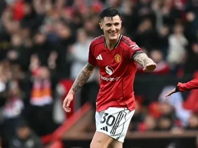 Benjamin Sesko (kiri) merayakan gol dalam pertandingan sepak bola Liga Inggris antara Manchester United vs Sunderland di Old Trafford di Manchester, barat laut Inggris, pada 4 Oktober 2025. (Foto oleh Paul ELLIS / AFP) 