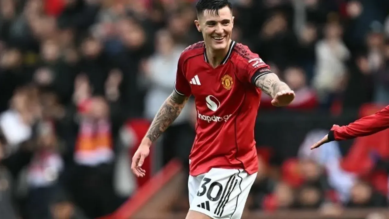 Benjamin Sesko (kiri) merayakan gol dalam pertandingan sepak bola Liga Inggris antara Manchester United vs Sunderland di Old Trafford di Manchester, barat laut Inggris, pada 4 Oktober 2025. (Foto oleh Paul ELLIS / AFP) 