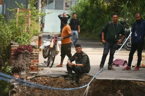 Kathmandu Metropolitan City Police help reconstruct and clear debris from the Bafal riverside road in Kathmandu, which was damaged by floodwater. Safal Prakash Shrestha/ZUMA Press Wire/dpa