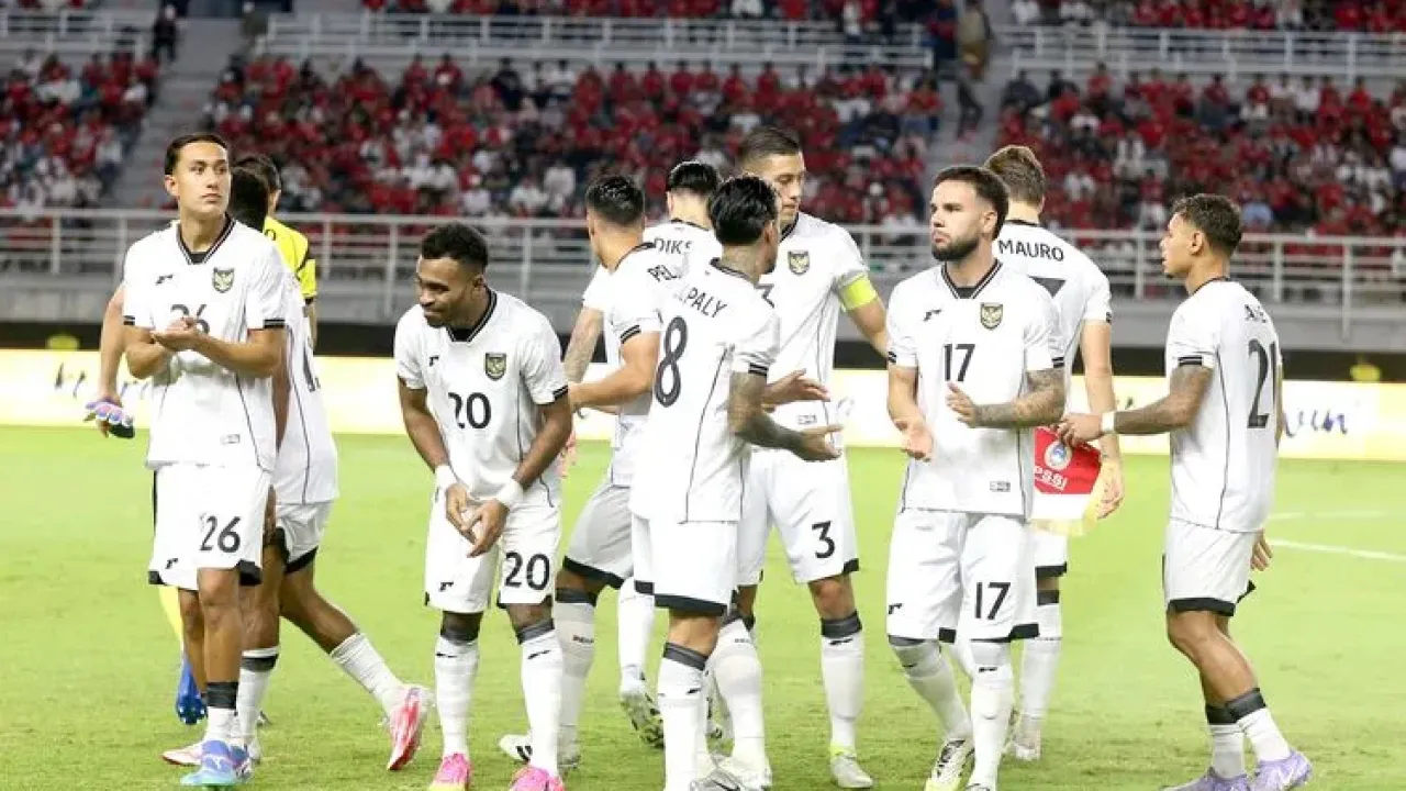Pemain timnas Indonesia usai foto bersama jelang laga FIFA Matchday melawan Lebanon yang berakhir dengan skor 0-0 di Stadion Gelora Bung Tomo Surabaya, Jawa Timur, Senin (8/9/2025) malam.