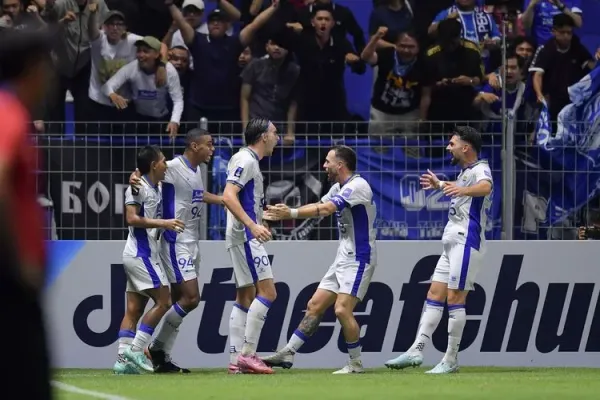 Selebrasi pemain Persib Bandung usai Andrew Jung mencetak gol pada menit 42 pada laga melawan Bangkok United di AFC Champions League Two (ACL 2) 2025-2026, Rabu (1/10/2025) di Stadion BG Pathum Thani, Thailand. 