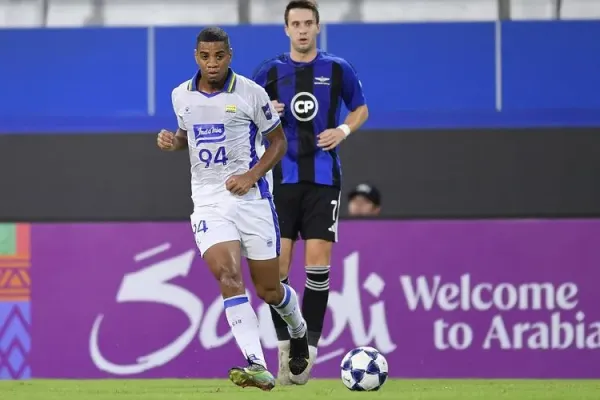 Aksi penyerang Persib Bandung Uilliam Barros dengan bola, berhasil menyumbang satu gol dan satu assist ketika menaklukkan Bangkok United, Rabu (1/10/2025) di Stadion BG Pathum Thani, dalam laga lanjutan AFC Champions League Two (ACL 2) 2025-2026. 
