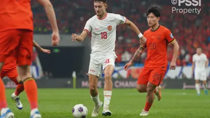 Aksi gelandang timnas Indonesia Ivar Jenner pada laga melawan China dalam Kualifikasi Piala Dunia 2026 Zona Asia di Stadion Qingdao Youth Football pada Selasa (15/10/2024) malam. Kata media asing soal Indonesia kalah melawan China.