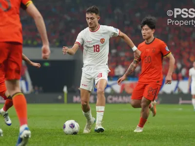 Aksi gelandang timnas Indonesia Ivar Jenner pada laga melawan China dalam Kualifikasi Piala Dunia 2026 Zona Asia di Stadion Qingdao Youth Football pada Selasa (15/10/2024) malam. Kata media asing soal Indonesia kalah melawan China.