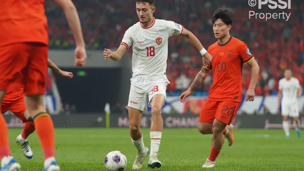 Aksi gelandang timnas Indonesia Ivar Jenner pada laga melawan China dalam Kualifikasi Piala Dunia 2026 Zona Asia di Stadion Qingdao Youth Football pada Selasa (15/10/2024) malam. Kata media asing soal Indonesia kalah melawan China.
