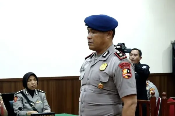 Komandan Batalyon (Danyon) Resimen IV Korps Brimob (Korbrimob) Polri, Kompol Cosmas Kaju Gae atau Kompol K, dijatuhi hukuman Pemberhentian Dengan Tidak Hormat (PTDH).