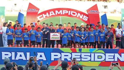 Menteri Pemuda dan Olahraga (Menpora) Erick Thohir bersama Wali Kota Surabaya Eri Cahyadi foto bersama sang juara Piala Presiden 2025 kategori U12 dan U15 yang berlangsung di Stadion Gelora 10 Nopember Tambaksari, Surabaya, Jawa Timur, Kamis (2/10/2025) sore.