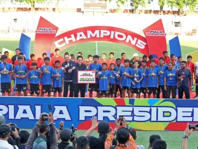 Menteri Pemuda dan Olahraga (Menpora) Erick Thohir bersama Wali Kota Surabaya Eri Cahyadi foto bersama sang juara Piala Presiden 2025 kategori U12 dan U15 yang berlangsung di Stadion Gelora 10 Nopember Tambaksari, Surabaya, Jawa Timur, Kamis (2/10/2025) sore.