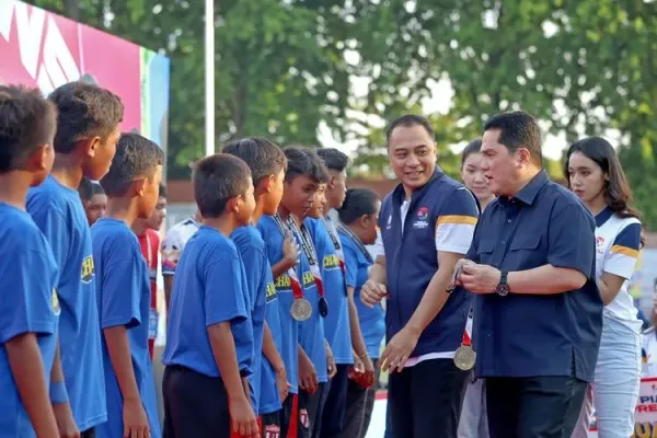 Menteri Pemuda dan Olahraga (Menpora) Erick Thohir bersama Wali Kota Surabaya Eri Cahyadi saat memberi medali usai final Piala Presiden 2025 kategori U12 dan U15 yang berlangsung di Stadion Gelora 10 Nopember Tambaksari, Surabaya, Jawa Timur, Kamis (2/10/2025) sore.