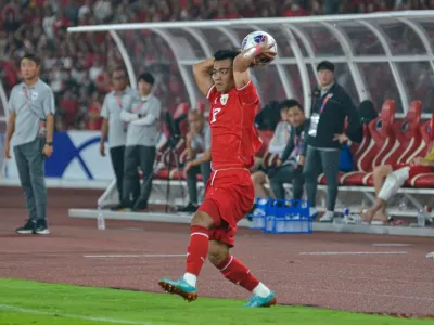 Usaha pesepakbola Timnas Indonesia Pratama Arhan melakukan long throw-in dalam pertandingan Kualifikasi Piala Dunia 2026 Zona Asia antara Indonesia vs Jepang, Jumat (15/11/2024) di Stadion Gelora Bung Karno Jakarta. 