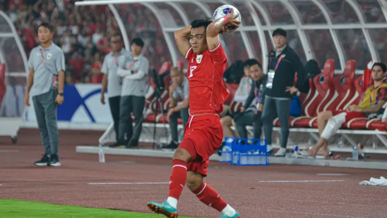 Usaha pesepakbola Timnas Indonesia Pratama Arhan melakukan long throw-in dalam pertandingan Kualifikasi Piala Dunia 2026 Zona Asia antara Indonesia vs Jepang, Jumat (15/11/2024) di Stadion Gelora Bung Karno Jakarta. 