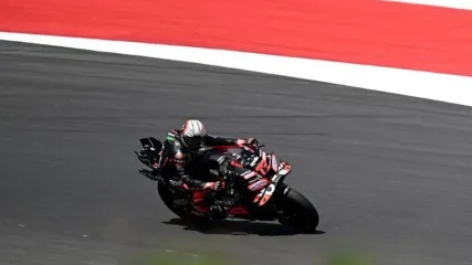 Pebalap Aprilia Racing, Marco Bezzecchi, beraksi dalam sesi Kualifikasi menjelang MotoGP Mandalika 2025 di Sirkuit Internasional Mandalika di Mandalika, Nusa Tenggara Barat pada 4 Oktober 2025. (Foto oleh SONNY TUMBELAKA / AFP)