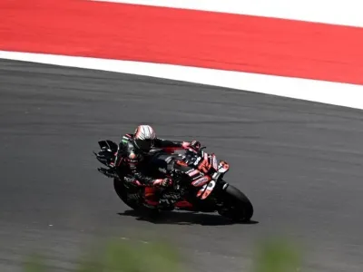 Pebalap Aprilia Racing, Marco Bezzecchi, beraksi dalam sesi Kualifikasi menjelang MotoGP Mandalika 2025 di Sirkuit Internasional Mandalika di Mandalika, Nusa Tenggara Barat pada 4 Oktober 2025. (Foto oleh SONNY TUMBELAKA / AFP)