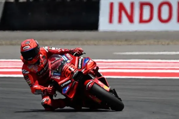 Pebalap Ducati Lenovo Team, Marc Marquez, mengendarai motornya dalam sesi kualifikasi menjelang MotoGP Mandalika 2025 di Sirkuit Internasional Mandalika di Mandalika, Nusa Tenggara Barat pada 4 Oktober 2025. (Foto oleh Sonny TUMBELAKA / AFP)