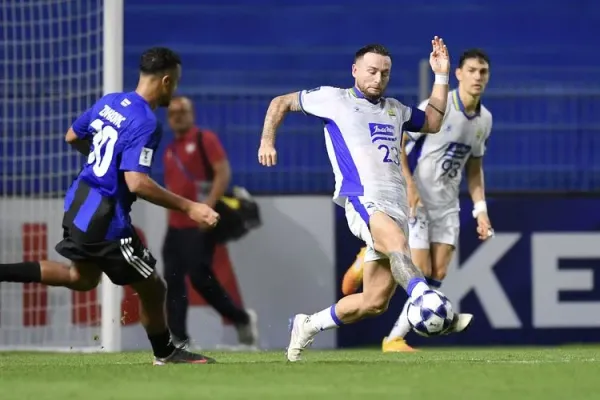 Aksi kapten Persib Bandung Marc Klok saat memotong aliran bola dalam usaha penyerangan Bangkok United pada laga lanjutan AFC Champions League Two (ACL 2) 2025-2026, Rabu (1/10/2025) di Stadion BG Pathum Thani, Thailand. 