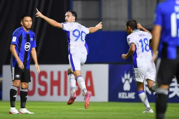 Penyerang Persib Bandung Andrew Jung ketika merayakan gol yang dianulirnya pada laga menghadapi Bangkok United (Thailand) Rabu (1/10/2025) di Stadion BG Pathum Thani, dalam laga lanjutan AFC Champions League Two (ACL 2) 2025-2026. 
