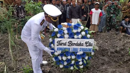 Praka (Mar) Zaenal Mutaqim, prajurit TNI AL dari Detasemen Intai Para Amfibi 1 (Den Ipam 1) Korps Marinir, gugur usai mengalami kecelakaan dalam Presidential Inspection di Perairan Teluk, Jakarta pada Kamis (2/10/2025).