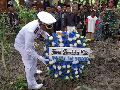 Praka (Mar) Zaenal Mutaqim, prajurit TNI AL dari Detasemen Intai Para Amfibi 1 (Den Ipam 1) Korps Marinir, gugur usai mengalami kecelakaan dalam Presidential Inspection di Perairan Teluk, Jakarta pada Kamis (2/10/2025).