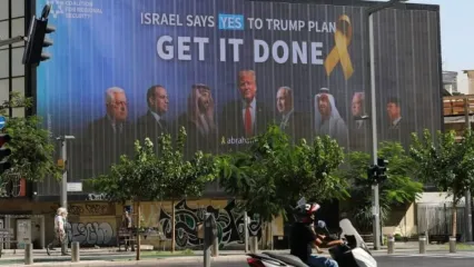 Baliho Abraham Shield yang menampilkan foto Prabowo Subianto, Benjamin Netanyahu, Donald Trump, dan sejumlah pemimpin negara Arab, terpajang di Kota Tel Aviv, israel.