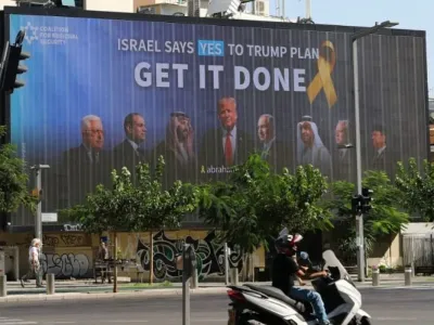 Baliho Abraham Shield yang menampilkan foto Prabowo Subianto, Benjamin Netanyahu, Donald Trump, dan sejumlah pemimpin negara Arab, terpajang di Kota Tel Aviv, israel.